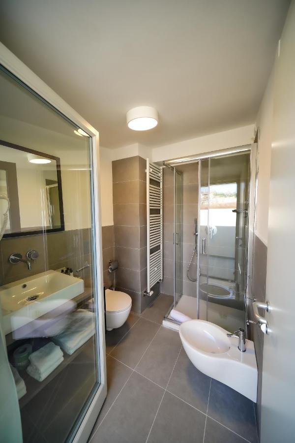 Bergamo Inn 15 Luaran gambar A shower enclosure