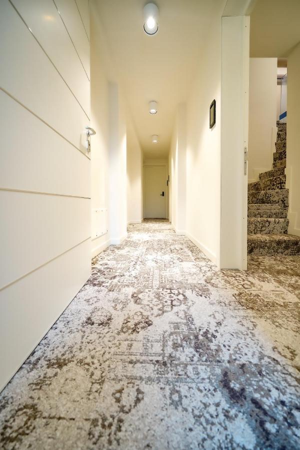 Bergamo Inn 15 Luaran gambar A granite floor