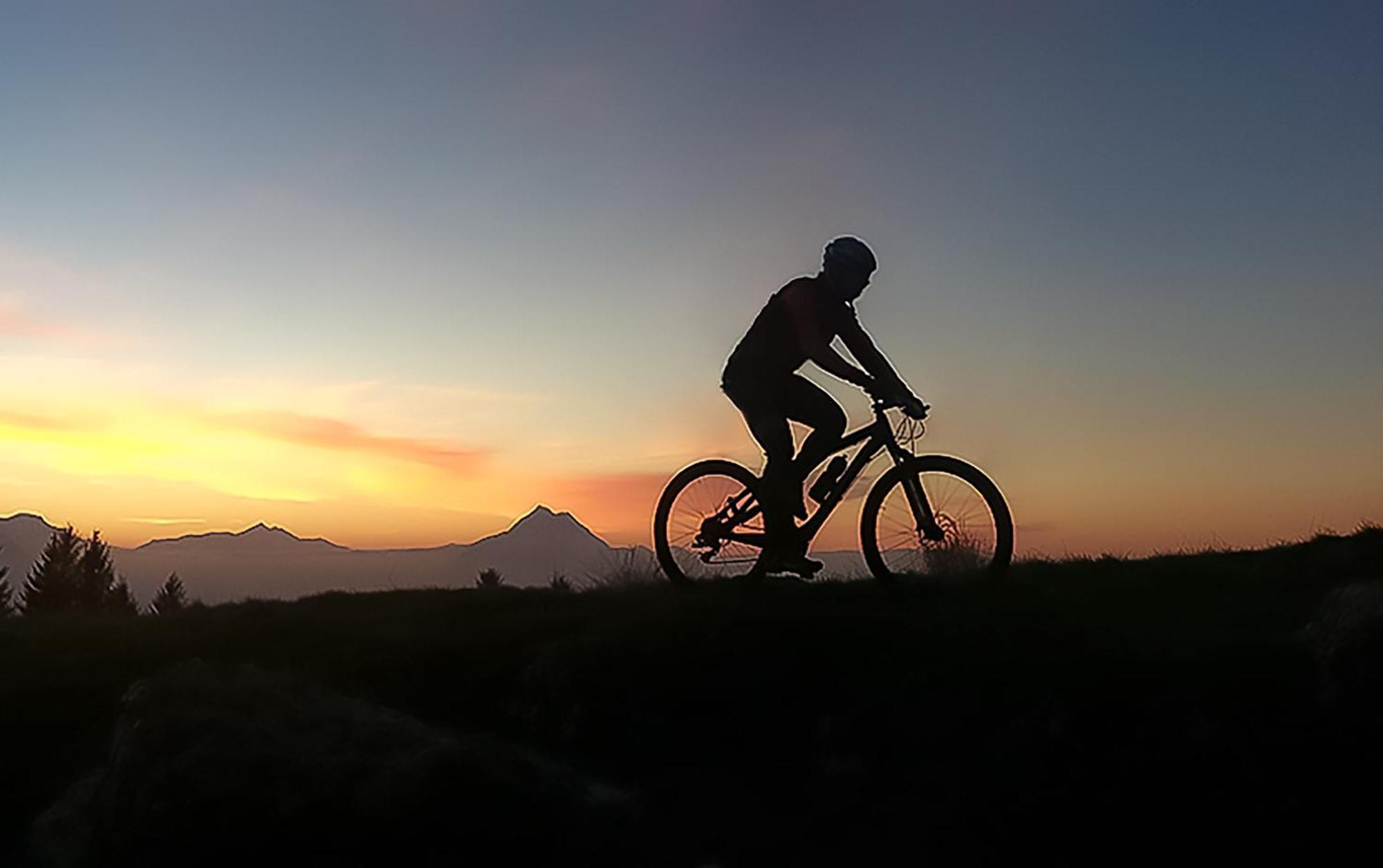 Bergamo Inn 15 Luaran gambar Mountain biking at sunset